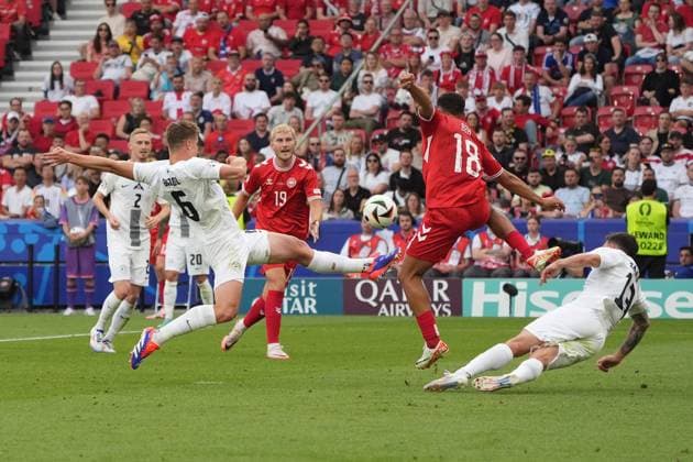 Jaka Bijol (Slowenien, Slovenia, 06) klärt gegen Alexander Bah (Dänemark, Denmark, 18) - Stuttgart 16.06.2024: Dänemark vs. Slowenien, EURO2024 M6, Gruppe C, EM-Arena Stuttgart
