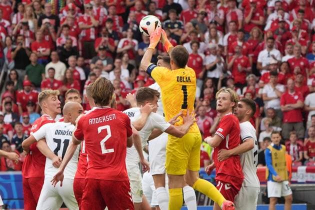 Torwart Goalie Jan Oblak (Slowenien, Slovenia, 01) klärt - Stuttgart 16.06.2024: Dänemark vs. Slowenien, EURO2024 M6, Gruppe C, EM-Arena Stuttgart