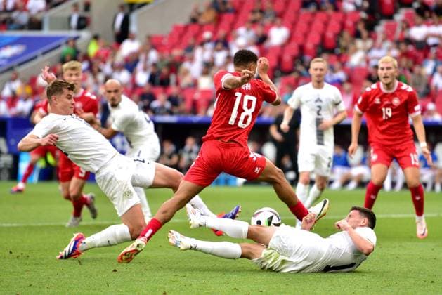 Stuttgart, Germany, June 16st 2024: Alexander Bah of Denmark (C) in action during the UEFA EURO, EM, Europameisterschaft,Fussball 2024 football match between Slovenia and Denmark at Stuttgart Arena, Stuttgart, Germany. (Igor Kupljenik SPP) Copyright: xIgorxKupljenikx xSPPx spp-en-IgKuSp-MMT_9569