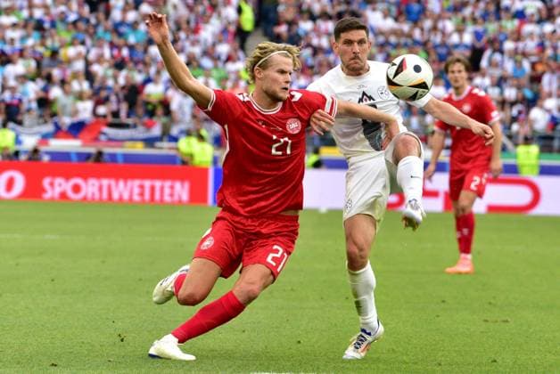 Stuttgart, Germany, June 16st 2024: Morten Hjulmand of Denmark (R) in action during the UEFA EURO, EM, Europameisterschaft,Fussball 2024 football match between Slovenia and Denmark at Stuttgart Arena, Stuttgart, Germany. (Igor Kupljenik SPP) Copyright: xIgorxKupljenikx xSPPx spp-en-IgKuSp-MMT_9580