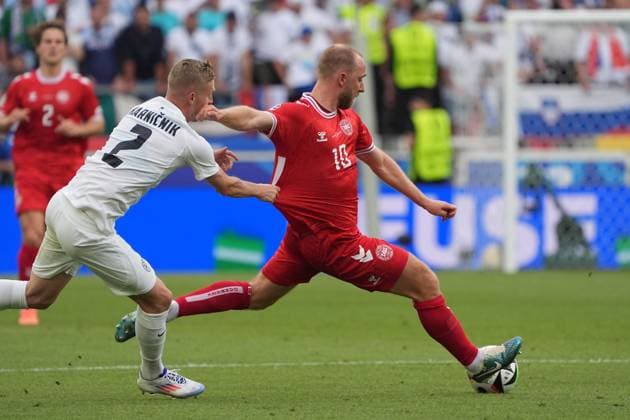 Zan Karnicnik (Slowenien, Slovenia, 02) kann Christian Eriksen (Dänemark, Denmark, 10) nur durch Festhalten halten - Stuttgart 16.06.2024: Dänemark vs. Slowenien, EURO2024 M6, Gruppe C, EM-Arena Stuttgart