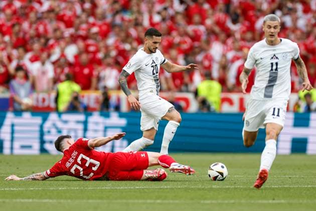 16.06.2024, Fussball, Europameisterschaft, Slovenia - Denmark, GER, Stuttgart, Football Arena, Bild: v. li. Pierre-Emile Hojbjerg (Denmark, 23), Petar Stojanovic (Slovenia, 20), Benjamin Sesko (Slovenia, 11), Action, duels, fighting for the ball, Copyright: HMBxMedia xHeikoxBecker