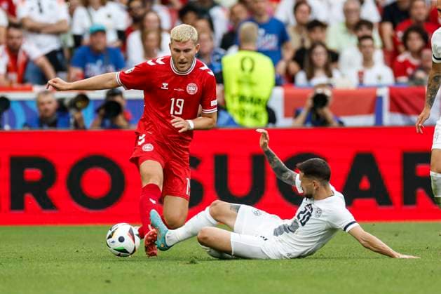 16.06.2024, Fussball, Europameisterschaft, Slovenia - Denmark, GER, Stuttgart, Football Arena, Bild: v. li. Jonas Wind (Denmark, 19), Petar Stojanovic (Slovenia, 20), Zweikampf, Action, Kampf, kaempft um den Ball, Copyright: HMBxMedia xHeikoxBecker