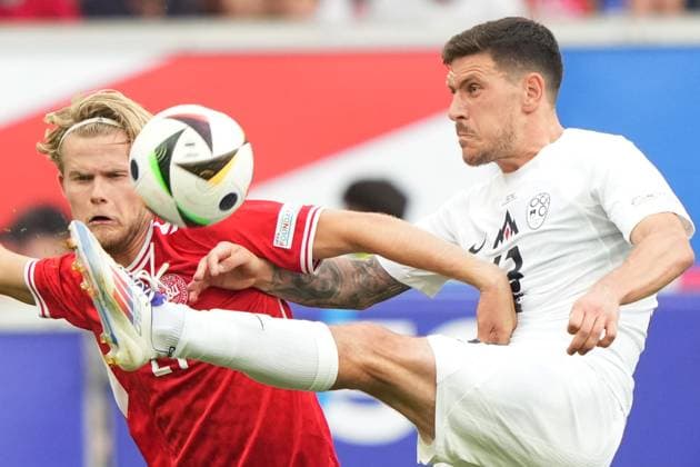 Sport Bilder des Tages Slovenia s Erik Janza fight for the ball with Denmark s Morten Hjulmandduring the Euro 2024 soccer match between Slovenia and Denmark at the Stuttgart Arena , Stuttgart , Germany - Sunday 16 , June , 2024. - Soccer .  Copyright: xSpada LaPressex