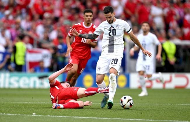 Fussball Euro 2024 Eroeffungsspiel Gruppe C 16.06.2024 Slowenien - Daenemark Pierre-Emile Hoejbjerg (li, Daenemark) gegen Petar Stojanovic (re, Slowenien)