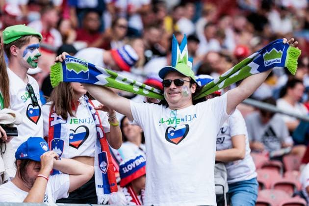 UEFA EURO 2024: Slowenien - Dänemark; 16.06.2024 Ein slowenischer Fan mit Schal UEFA EURO 2024: Slowenien - Dänemark; Stuttgart Arena, Stuttgart am 16.06.2024 Copyright: xBEAUTIFULxSPORTS Wunderlx