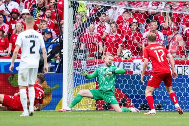 240616 Goalkeeper Kasper Schmeichel of Denmark during the UEFA EURO, EM, Europameisterschaft,Fussball 2024 Football Championship match between Slovenia and Denmark on June 16, 2024 in Stuttgart. Photo: Mathias Bergeld BILDBYRAN kod MB MB0936 fotboll football soccer fotball fotbolls-em europamästerskap em uefa euro uefa european football championship euro 2024 slovenien slovenia danmark denmark bbeng Copyright: MATHIASxBERGELD BB240616MB078