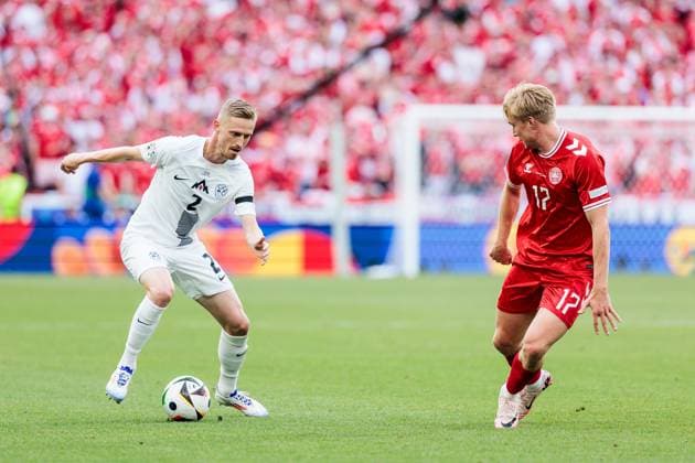 UEFA EURO 2024: Slowenien - Dänemark; 16.06.2024 Zweikampf Zan Karnicnik (Slowenien, 2), Victor Bernth Flesner Kristiansen (Dänemark, 17) UEFA EURO 2024: Slowenien - Dänemark; Stuttgart Arena, Stuttgart am 16.06.2024 Copyright: xBEAUTIFULxSPORTS Wunderlx