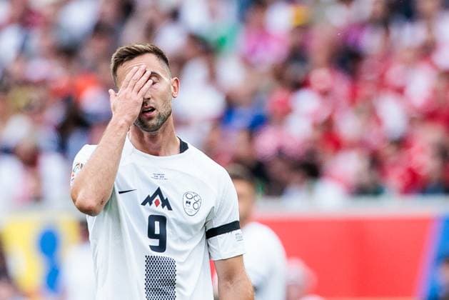 UEFA EURO 2024: Slowenien - Dänemark; 16.06.2024 Andraz Sporar (Slowenien, 9) schlägt frustriert die Hand vor das Gesicht UEFA EURO 2024: Slowenien - Dänemark; Stuttgart Arena, Stuttgart am 16.06.2024 Copyright: xBEAUTIFULxSPORTS Wunderlx
