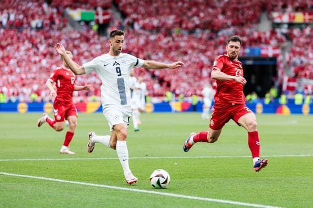 UEFA EURO 2024: Slowenien - Dänemark; 16.06.2024 Zweikampf Andraz Sporar (Slowenien, 9), Pierre-Emile Hojbjerg (Dänemark, 23) UEFA EURO 2024: Slowenien - Dänemark; Stuttgart Arena, Stuttgart am 16.06.2024 Copyright: xBEAUTIFULxSPORTS Wunderlx