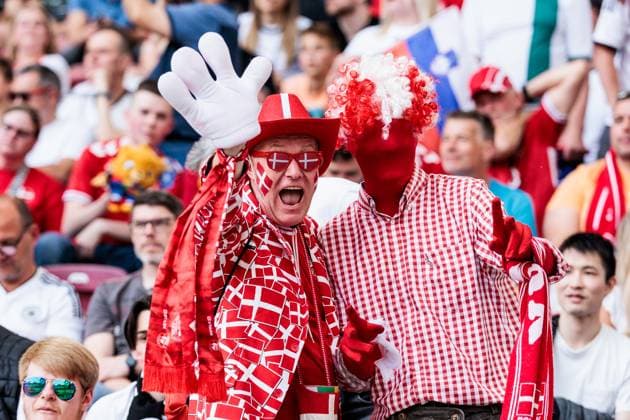 UEFA EURO 2024: Slowenien - Dänemark; 16.06.2024 Dänische Fans posieren für die Kamera UEFA EURO 2024: Slowenien - Dänemark; Stuttgart Arena, Stuttgart am 16.06.2024 Copyright: xBEAUTIFULxSPORTS Wunderlx