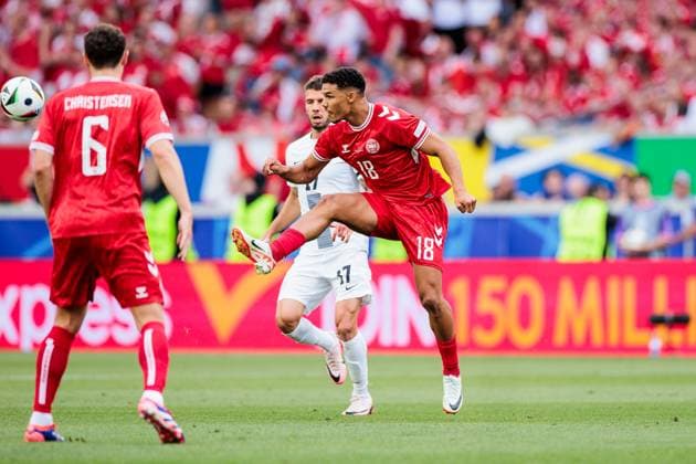 UEFA EURO 2024: Slowenien - Dänemark; 16.06.2024 Zweikampf Jan Mlakar (Slowenien, 17), Alexander Hartmann Bah (Dänemark, 18) UEFA EURO 2024: Slowenien - Dänemark; Stuttgart Arena, Stuttgart am 16.06.2024 Copyright: xBEAUTIFULxSPORTS Wunderlx
