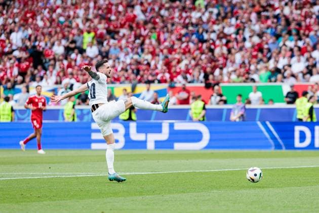 UEFA EURO 2024: Slowenien - Dänemark; 16.06.2024 Petar Stojanovic (Slowenien, 20) hechtet dem Ball mit ausgestrecktem Bein nach, verpasst ihn aber UEFA EURO 2024: Slowenien - Dänemark; Stuttgart Arena, Stuttgart am 16.06.2024 Copyright: xBEAUTIFULxSPORTS Wunderlx