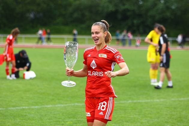 Fussball I Frauen I Aufstiegsspiel 2. Bundesliga I SV Henstedt-Ulzburg - 1.FC Union Berlin I 16.06.2024 1. FC Union Berlin Frauen feiern den Aufstieg Charleen Niesler (18, 1. FC Union Berlin Frauen) Henstedt-Ulzburg Beckersbergstadion Schleswig-Holstein Deutschland Copyright: xLobeca RHx