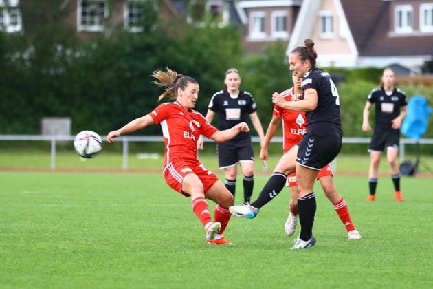 Fussball I Frauen I Aufstiegsspiel 2. Bundesliga I SV Henstedt-Ulzburg - 1.FC Union Berlin I 16.06.2024 Katja Orschmann (55, 1. FC Union Berlin Frauen) Malin Hegeler (4, SV Henstedt-Ulzburg) Henstedt-Ulzburg Beckersbergstadion Schleswig-Holstein Deutschland Copyright: xLobeca RHx