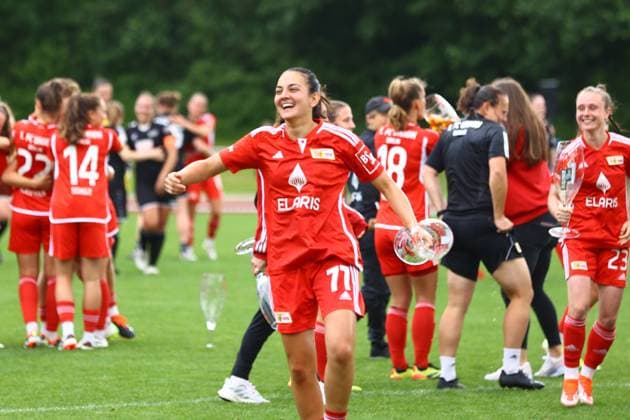 Fussball I Frauen I Aufstiegsspiel 2. Bundesliga I SV Henstedt-Ulzburg - 1.FC Union Berlin I 16.06.2024 1. FC Union Berlin Frauen feiern den Aufstieg Athanasia Moraitou (77, 1. FC Union Berlin Frauen) Henstedt-Ulzburg Beckersbergstadion Schleswig-Holstein Deutschland Copyright: xLobeca RHx
