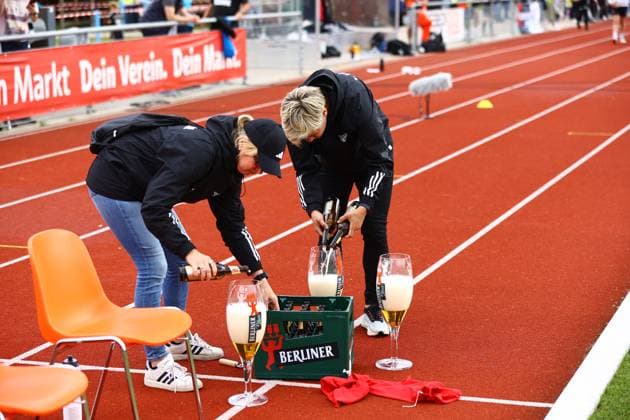 Fussball I Frauen I Aufstiegsspiel 2. Bundesliga I SV Henstedt-Ulzburg - 1.FC Union Berlin I 16.06.2024 1. FC Union Berlin Frauen feiern den Aufstieg Biergläser werden zur Bierdusche gefüllt Henstedt-Ulzburg Beckersbergstadion Schleswig-Holstein Deutschland Copyright: xLobeca RHx