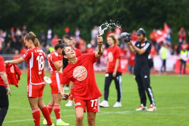 Fussball I Frauen I Aufstiegsspiel 2. Bundesliga I SV Henstedt-Ulzburg - 1.FC Union Berlin I 16.06.2024 1. FC Union Berlin Frauen feiern den Aufstieg in die 2. Bundesliga mit Bierduschen Athanasia Moraitou (77, 1. FC Union Berlin Frauen) Henstedt-Ulzburg Beckersbergstadion Schleswig-Holstein Deutschland Copyright: xLobeca RHx