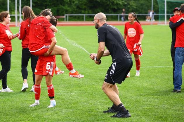 Fussball I Frauen I Aufstiegsspiel 2. Bundesliga I SV Henstedt-Ulzburg - 1.FC Union Berlin I 16.06.2024 1. FC Union Berlin Frauen feiern den Aufstieg Henstedt-Ulzburg Beckersbergstadion Schleswig-Holstein Deutschland Copyright: xLobeca RHx