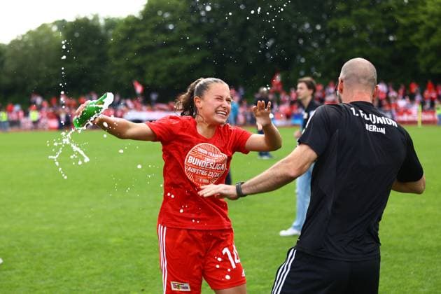 Fussball I Frauen I Aufstiegsspiel 2. Bundesliga I SV Henstedt-Ulzburg - 1.FC Union Berlin I 16.06.2024 1. FC Union Berlin Frauen feiern den Aufstieg Ginger Schulz (14, 1. FC Union Berlin Frauen) Henstedt-Ulzburg Beckersbergstadion Schleswig-Holstein Deutschland Copyright: xLobeca RHx