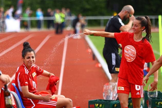 Fussball I Frauen I Aufstiegsspiel 2. Bundesliga I SV Henstedt-Ulzburg - 1.FC Union Berlin I 16.06.2024 1. FC Union Berlin Frauen feiern den Aufstieg Sarah Abu Sabbah (16, 1. FC Union Berlin Frauen) Lisa Görsdorf (8, 1. FC Union Berlin Frauen) Henstedt-Ulzburg Beckersbergstadion Schleswig-Holstein Deutschland Copyright: xLobeca RHx