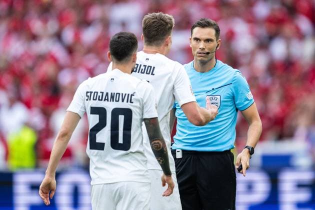 240616 Petar Stojanovic and Jaka Bijol of Slovenia reacts towards Sandro Schärer during the UEFA EURO, EM, Europameisterschaft,Fussball 2024 Football Championship match between Slovenia and Denmark on June 16, 2024 in Stuttgart. Photo: Mathias Bergeld BILDBYRAN kod MB MB0936 fotboll football soccer fotball fotbolls-em europamästerskap em uefa euro uefa european football championship euro 2024 slovenien slovenia danmark denmark bbeng Copyright: MATHIASxBERGELD BB240616MB081