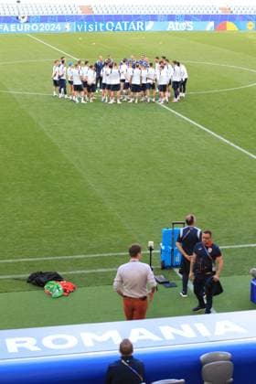 EURO 2024, Nationalteam Rumänien, Training EURO 2024 GERMANY UEFA FOOTBALL Pierre Teyssot MAXPPP ; EURO 2024 GERMANY UEFA FOOTBALL. Munich, Germany on June 16, 2024. Romania Team with leader Radu Dragusin and head coach Edward Iordanescu on training one day ahead of the match vs Ukraine. Pierre Teyssot Maxppp Munich Allianz Arena Munich Stadium Bavaria Germany  Copyright: xMAXPPPxPierrexTeyssotx PT1_6739 PT1_6739