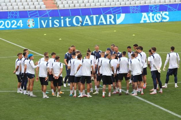EURO 2024, Nationalteam Rumänien, Training EURO 2024 GERMANY UEFA FOOTBALL Pierre Teyssot MAXPPP ; EURO 2024 GERMANY UEFA FOOTBALL. Munich, Germany on June 16, 2024. Romania Team with leader Radu Dragusin and head coach Edward Iordanescu on training one day ahead of the match vs Ukraine. Pierre Teyssot Maxppp Munich Allianz Arena Munich Stadium Bavaria Germany  Copyright: xMAXPPPxPierrexTeyssotx PT1_6745 PT1_6745