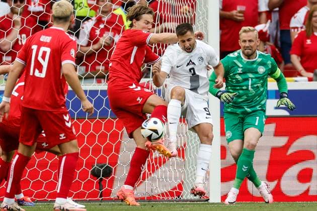 16.06.2024, Fussball, Europameisterschaft, Slovenia - Denmark, GER, Stuttgart, Football Arena, Bild: v. li. Jonas Wind (Denmark, 19), Morten Hjulmand (Denmark, 21), Andraz Sporar (Slovenia, 9), Goalkeeper Kasper Schmeichel (Denmark, 1), Action, duels, fighting for the ball, Copyright: HMBxMedia xHeikoxBecker