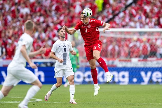 240616 Andraz Sporar of Slovenia and Jannik Vestergaard of Denmark during the UEFA EURO, EM, Europameisterschaft,Fussball 2024 Football Championship match between Slovenia and Denmark on June 16, 2024 in Stuttgart. Photo: Mathias Bergeld BILDBYRAN kod MB MB0936 fotboll football soccer fotball fotbolls-em europamästerskap em uefa euro uefa european football championship euro 2024 slovenien slovenia danmark denmark bbeng Copyright: MATHIASxBERGELD BB240616MB083