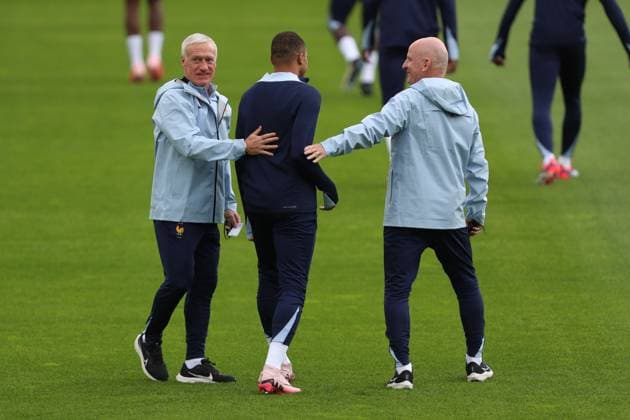 Trainer Didier Deschamps (France), Kylian Mbappe (France) und Co-Trainer Guy Stephan (France) spricht mit, UEFA EURO, EM, Europameisterschaft,Fussball 2024 - Group D, Austria vs France, Paul Janes Stadion am 16. June 2024 in Düsseldorf, Deutschland. (Foto von Oliver Kaelke DeFodi Images) Trainer Didier Deschamps (France), Kylian Mbappe (France) und Co-Trainer Guy Stephan (France) speaks with, UEFA EURO 2024 - Group D, Austria vs France, Paul Janes Stadion on June 16, 2024 in Dusseldorf, Germany. (Photo by Oliver Kaelke DeFodi Images) Defodi-678_2024_06_16_OK_AUTFRA_0039