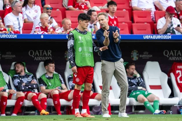 240616 Christian Norgaard and head coach Kasper Hjulmand of Denmark during the UEFA EURO, EM, Europameisterschaft,Fussball 2024 Football Championship match between Slovenia and Denmark on June 16, 2024 in Stuttgart. Photo: Mathias Bergeld BILDBYRAN kod MB MB0936 fotboll football soccer fotball fotbolls-em europamästerskap em uefa euro uefa european football championship euro 2024 slovenien slovenia danmark denmark bbeng Copyright: MATHIASxBERGELD BB240616MB084