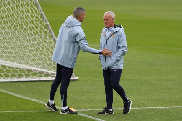 Fitness-Trainer Cyril Moine (France) spricht mit Trainer Didier Deschamps (France), UEFA EURO, EM, Europameisterschaft,Fussball 2024 - Group D, Austria vs France, Paul Janes Stadion am 16. June 2024 in Düsseldorf, Deutschland. (Foto von Oliver Kaelke DeFodi Images) Fitness-Trainer Cyril Moine (France) speaks with Trainer Didier Deschamps (France), UEFA EURO 2024 - Group D, Austria vs France, Paul Janes Stadion on June 16, 2024 in Dusseldorf, Germany. (Photo by Oliver Kaelke DeFodi Images) Defodi-678_2024_06_16_OK_AUTFRA_0081