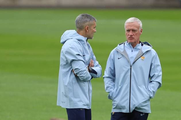 Fitness-Trainer Cyril Moine (France) spricht mit Trainer Didier Deschamps (France), UEFA EURO, EM, Europameisterschaft,Fussball 2024 - Group D, Austria vs France, Paul Janes Stadion am 16. June 2024 in Düsseldorf, Deutschland. (Foto von Oliver Kaelke DeFodi Images) Fitness-Trainer Cyril Moine (France) speaks with Trainer Didier Deschamps (France), UEFA EURO 2024 - Group D, Austria vs France, Paul Janes Stadion on June 16, 2024 in Dusseldorf, Germany. (Photo by Oliver Kaelke DeFodi Images) Defodi-678_2024_06_16_OK_AUTFRA_0096