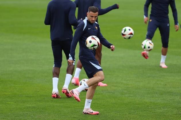 Adrien Rabiot (France) in Aktion, am Ball, Einzelaktion, UEFA EURO, EM, Europameisterschaft,Fussball 2024 - Group D, Austria vs France, Paul Janes Stadion am 16. June 2024 in Düsseldorf, Deutschland. (Foto von Oliver Kaelke DeFodi Images) Adrien Rabiot (France) controls the ball, UEFA EURO 2024 - Group D, Austria vs France, Paul Janes Stadion on June 16, 2024 in Dusseldorf, Germany. (Photo by Oliver Kaelke DeFodi Images) Defodi-678_2024_06_16_OK_AUTFRA_0151
