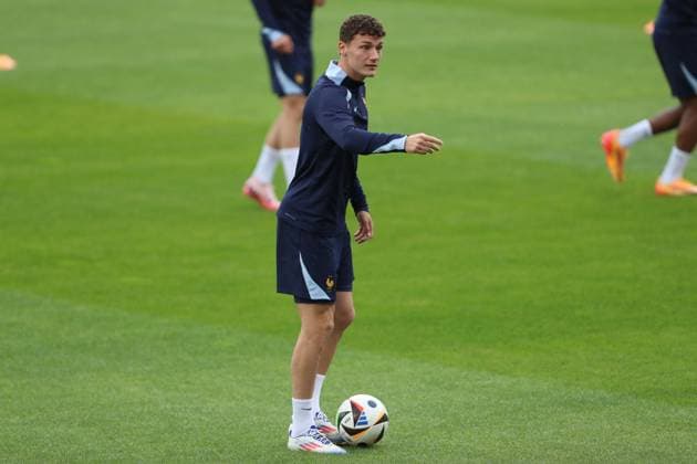 Benjamin Pavard (France) gestikuliert, Gestik, UEFA EURO, EM, Europameisterschaft,Fussball 2024 - Group D, Austria vs France, Paul Janes Stadion am 16. June 2024 in Düsseldorf, Deutschland. (Foto von Oliver Kaelke DeFodi Images) Benjamin Pavard (France) gestures, UEFA EURO 2024 - Group D, Austria vs France, Paul Janes Stadion on June 16, 2024 in Dusseldorf, Germany. (Photo by Oliver Kaelke DeFodi Images) Defodi-678_2024_06_16_OK_AUTFRA_0076