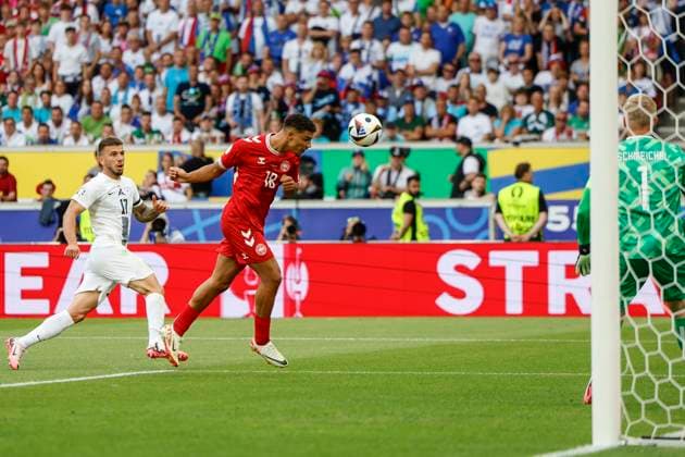 16.06.2024, Fussball, Europameisterschaft, Slovenia - Denmark, GER, Stuttgart, Football Arena, Bild: v. li. Jan Mlakar (Slovenia, 17), Alexander Bah (Denmark, 18) in front of the goal, Copyright: HMBxMedia xHeikoxBecker