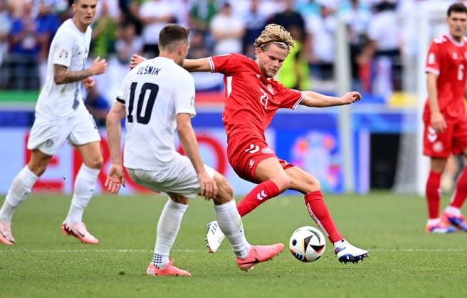 Fussball Euro 2024 Eroeffungsspiel Gruppe C 16.06.2024 Slowenien - Daenemark Timi Elsnik (li, Slowenien) gegen Morten Hjulmand (re, Daenemark)