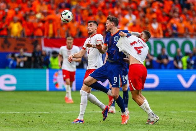 HAMBURG 16.06.2024 MECZ I RUNDA GRUPA D MISTRZOSTW EUROPY 2024: POLSKA - HOLANDIA --- FIRST ROUND GROUP D UEFA EURO, EM, Europameisterschaft,Fussball 2024 MATCH IN HAMBURG: POLAND - NETHERLANDS NZ JAKUB MODER WOUT WEGHORST JAKUB KIWIOR FOT. PATRYK PINDRAL 400MM.PL NEWSPIX.PL --- Newspix.pl  20240616_PP83_PPP_4843