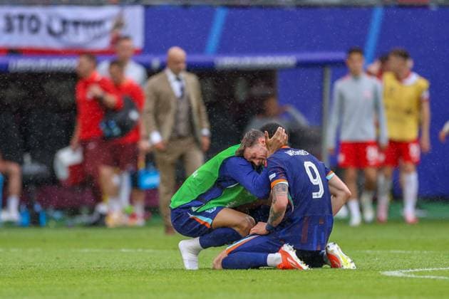 HAMBURG 16.06.2024 MECZ I RUNDA GRUPA D MISTRZOSTW EUROPY 2024: POLSKA - HOLANDIA --- FIRST ROUND GROUP D UEFA EURO, EM, Europameisterschaft,Fussball 2024 MATCH POLAND - HOLLAND AT VOLKSPARKSTADION IN HAMBURG NZ WOUT WEGHORST RADOSC PO MECZU RADOSC PO MECZU CELEBRATION AFTER THE GAME FOT. JACEK STANISLAWEK 400mm.pl NEWSPIX.PL --- Newspix.pl  STA16062024-1025
