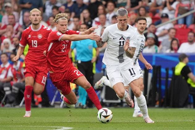 Zweikampf Morten Hjulmand (Dänemark, Denmark, 21) mit Benjamin Sesko (Slowenien, Slovenia, 11) - Stuttgart 16.06.2024: Dänemark vs. Slowenien, EURO2024 M6, Gruppe C, EM-Arena Stuttgart