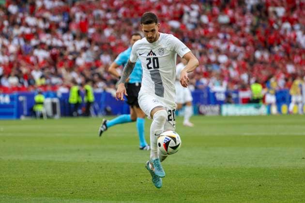 Petar Stojanovic (Slowenien, 20) am Ball , Fussball, UEFA , Europa Meisterschaft, (Gruppe C) 2024, Slowenien vs. Daenemark, 16.06.2024, Stuttgart Arena, Stuttgart, Deutschland Stuttgart Stuttgart Arena Baden-Wuerttemberg Deutschland Copyright: xGrantxHubbsx