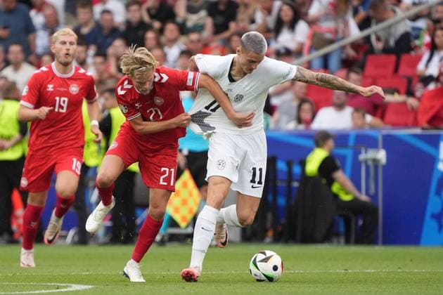 Zweikampf Morten Hjulmand (Dänemark, Denmark, 21) mit Benjamin Sesko (Slowenien, Slovenia, 11) - Stuttgart 16.06.2024: Dänemark vs. Slowenien, EURO2024 M6, Gruppe C, EM-Arena Stuttgart