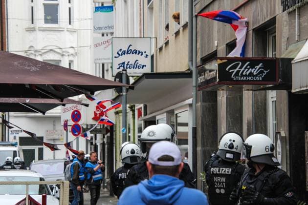 Ausschreitungen zwischen Hooligans aus England und Serbien Ausschreitungen zwischen Hooligans aus England und Serbien vor dem Gruppenspiel der EM 2024 (Europameisterschaft) in Gelsenkirchen. Polizei sichert Steakhouse Hirt vor dem es die Krawalle zwischen den Anhängern gegeben hat. Die Fans gingen mit Flaschen und Stühlen aufeinander los.