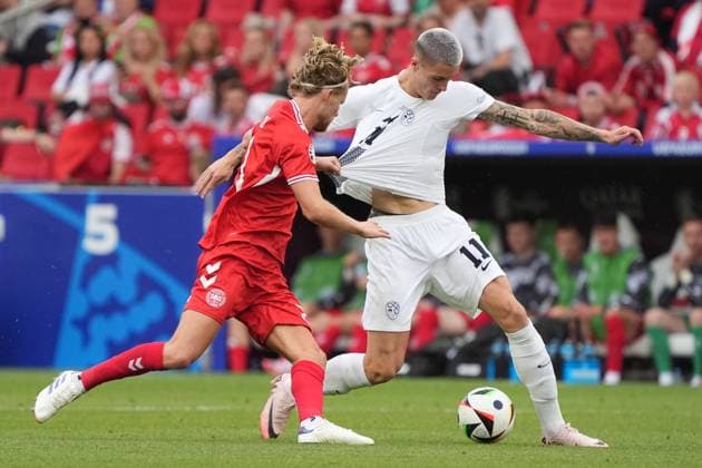 Zweikampf Morten Hjulmand (Dänemark, Denmark, 21) mit Benjamin Sesko (Slowenien, Slovenia, 11) - Stuttgart 16.06.2024: Dänemark vs. Slowenien, EURO2024 M6, Gruppe C, EM-Arena Stuttgart