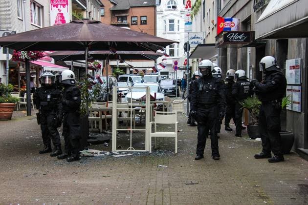 Ausschreitungen zwischen Hooligans aus England und Serbien Gelsenkirchen Ausschreitungen zwischen Hooligans aus England und Serbien vor dem Gruppenspiel der EM 2024 in Gelsenkirchen. Polizei sichert Steakhouse Hirt vor dem es die Krawalle zwischen den Anhängern gegeben hat. Die Fans gingen mit Flaschen und Stühlen aufeinander los.