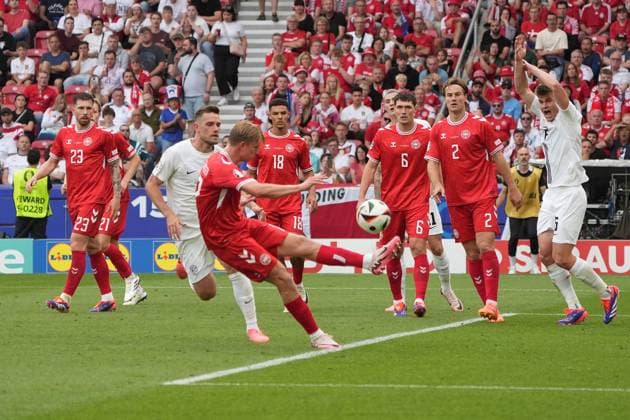 Victor Kristiansen (Dänemark, Denmark, 17) klärt - Stuttgart 16.06.2024: Dänemark vs. Slowenien, EURO2024 M6, Gruppe C, EM-Arena Stuttgart