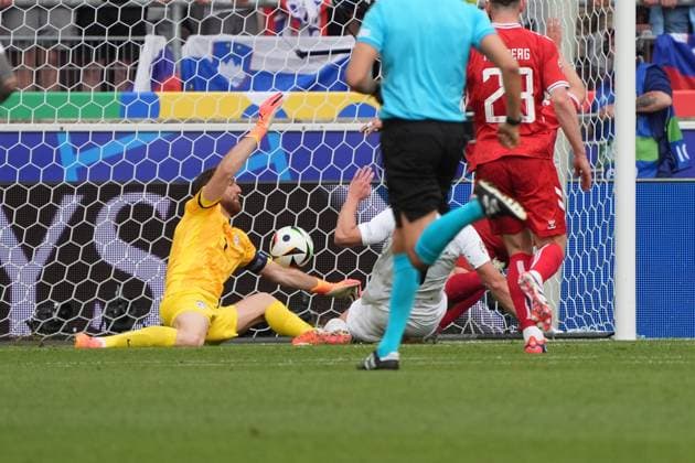 Torwart Goalie Jan Oblak (Slowenien, Slovenia, 01) rettet - Stuttgart 16.06.2024: Dänemark vs. Slowenien, EURO2024 M6, Gruppe C, EM-Arena Stuttgart