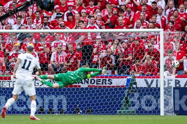 240616 Goalkeeper Kasper Schmeichel of Denmark during the UEFA EURO, EM, Europameisterschaft,Fussball 2024 Football Championship match between Slovenia and Denmark on June 16, 2024 in Stuttgart. Photo: Mathias Bergeld BILDBYRAN kod MB MB0936 fotboll football soccer fotball fotbolls-em europamästerskap em uefa euro uefa european football championship euro 2024 slovenien slovenia danmark denmark bbeng Copyright: MATHIASxBERGELD BB240616MB103