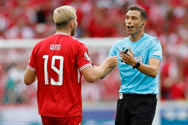 16.06.2024, Fussball, Europameisterschaft, Slovenia - Denmark, GER, Stuttgart, Football Arena, Bild: v. li. Jonas Wind (Denmark, 19), Referee Sandro Schaerer, talking about, Copyright: HMBxMedia xHeikoxBecker